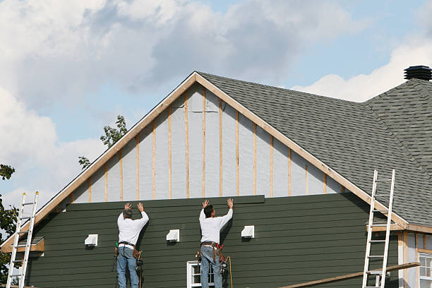 Professional Vinyl Siding technician working in Columbia, VA